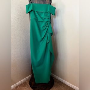 Vince Camuto formal floor length green dress. Brand New with tags. Size 6 womens